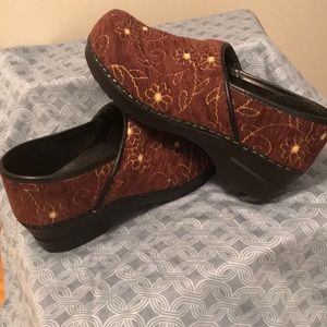 Like new Dansko Clogs